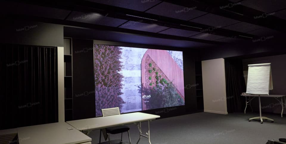 Внутренний экран для конференц-зала группы компаний «Атлас Девелопмент»
