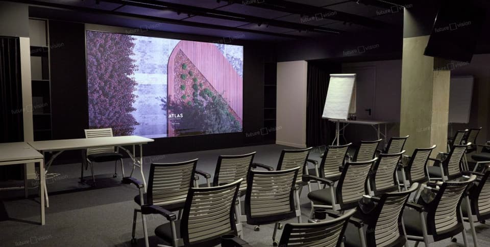 Внутренний экран, конференц-зал группы компаний «Атлас Девелопмент»