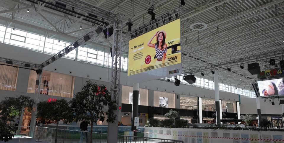 Светодиодный экран в ТЦ Мега, Омск