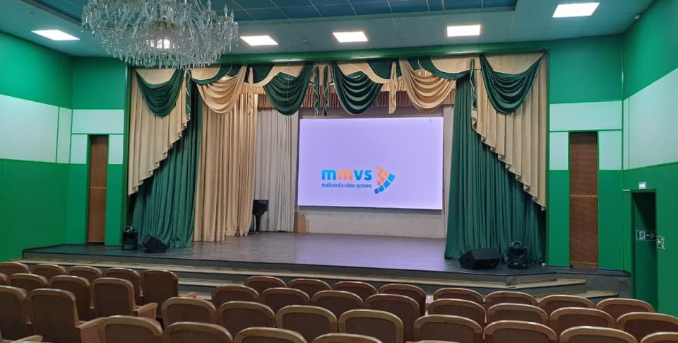 Светодиодный экран в актовом зале в Нижнеудинской детской школе